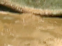 geiles teenygirl pisst im baggerloch