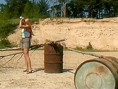 geiles teenygirl pisst im baggerloch