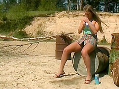 geiles teenygirl pisst im baggerloch