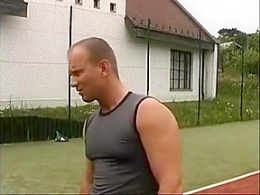 intructor se folla a sus alumnas (the tenis instructor fucks students 18+)