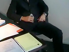 mamada clandestina en la oficina mientras todos almuerzan