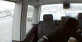 nadine suce et se fait lecher dans la voiture