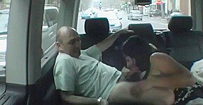 nadine suce et se fait lecher dans la voiture