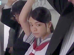 制服の美少女が電車の中で手コキさせられ射精されテマンされ最後は自分から誘いフェラをして口の中で受け止めゴックン突き入れられて中出しされています。