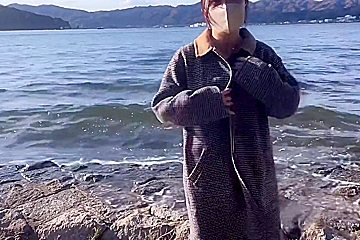 京都の海で野外露出t゙ート!興奮した変態彼女は手コキフェラで早漏m男の精子をごっくんしちゃいました Japanese Amateur teen 18+ Outdoor Sex In Public Sea